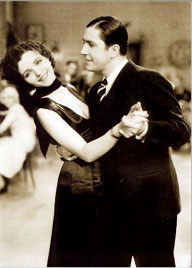 Карлос Гардель и Мона Марис в фильме ''Вниз по наклонной''. Paramount. 1934